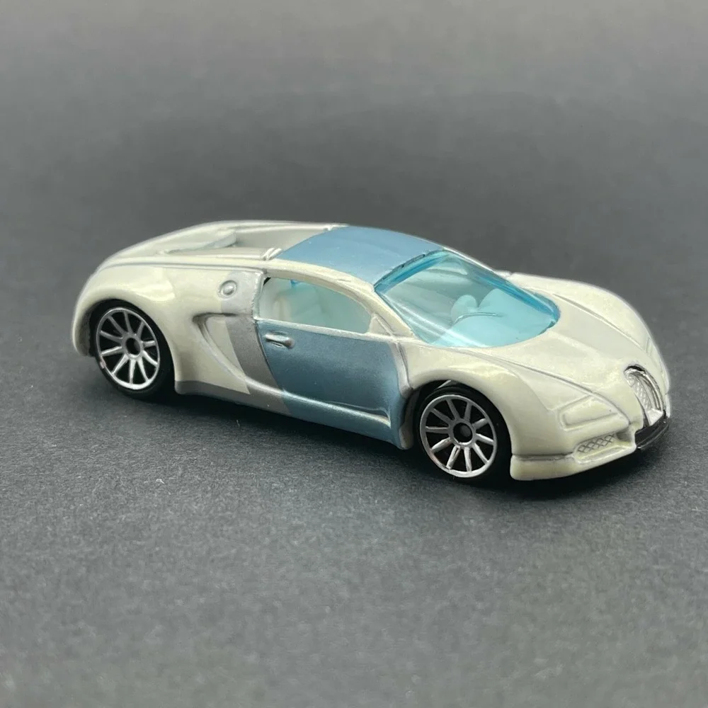 Hot Wheels Bugatti Veyron Car White & Light Blue Diecast 1/64 Scale Loose 2006